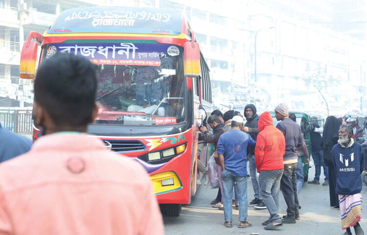 আগামী ৭ জানুয়ারি দ্বাদশ জাতীয় সংসদ নির্বাচন উপলক্ষে সাধারণ ছুটি ঘোষণা করেছে সরকার। এর আগে শুক্র-শনিবার সাপ্তাহিক ছুটি। টানা তিনদিন ছুটি পেয়ে গ্রামের পথে ছুটছে রাজধানীবাসী। শুক্রবার সকালে রাজধানীর বাড্ডা থেকে এ ছবি তোলা হয়েছে। ছবি: মাহবুব আলম