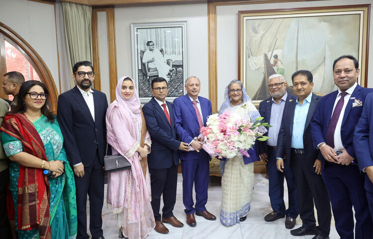 দ্বাদশ জাতীয় নির্বাচনে জয় লাভ করায় প্রধানমন্ত্রী শেখ হাসিনাকে অভিনন্দন জানিয়েছে দি ফেডারেশন অব বাংলাদেশ চেম্বার্স অব কমার্স অ্যান্ড ইন্ডাস্ট্রি (এফবিসিসিআই)-এর নেতারা। আজ গণভবনে প্রধানমন্ত্রীকে অভিনন্দন জানান তারা। ছবি: সংগৃহীত