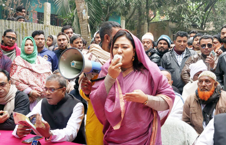 নির্বাচন-পরবর্তী হামলার সঙ্গে জড়িতদের ২৪ ঘণ্টার মধ্যে গ্রেফতারের আলটিমেটাম দিলেন মানিকগঞ্জ-২ আসনের নৌকার পরাজিত প্রার্থী সাবেক সংসদ সদস্য মমতাজ বেগম। আজ মানিকগঞ্জের হরিরামপুর উপজেলা আওয়ামী লীগ কার্যালয়ে তিনি এ হুঁশিয়ারি দেন। ছবি: বিএম খোরশেদ