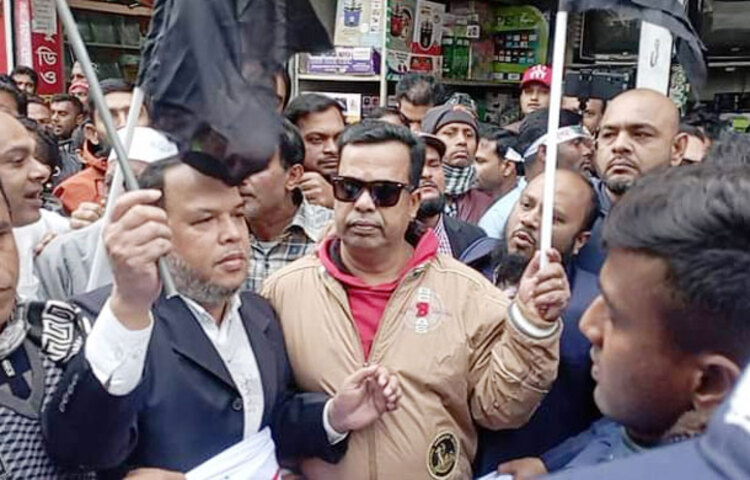 ঝালকাঠিতে বিএনপির কালো পতাকা মিছিল পণ্ড করে দেয় পুলিশ। আজ বিকেলে বিএনপির জেলা কার্যালয়ের সামনে এ ঘটনা ঘটে। ছবি: মো. আতিকুর রহমান