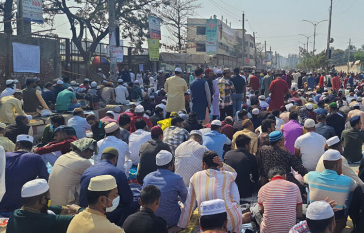 দেশ বিদেশের লাখো ধর্মপ্রাণ মুসল্লির উপস্থিতিতে দ্বিতীয় পর্বের তিনদিনের বিশ্ব ইজতেমা শুক্রবার বাদ ফজর শুরু হয়েছে। শুরুর দিনেই ইজতেমা ময়দানে অনুষ্ঠিত হয় বৃহত্তম জুমার নামাজ। ছবি: জাগো নিউজ