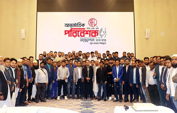সংযুক্ত আরব আমিরাতের দুবাইয়ে বাংলাদেশের শীর্ষস্থানীয় শিল্পগ্রুপ আরএফএল-এর পরিবেশক সম্মেলন অনুষ্ঠিত হয়েছে। সম্প্রতি দুবাইয়ের একটি অভিজাত হোটেলে এ সম্মেলনে অনুষ্ঠিত হয়। এতে আরএফএল গ্রুপের বিভিন্ন ব্র্যান্ডের শীর্ষস্থানীয় ২৩০ জন পরিবেশক অংশ নেন। ছবি: জাগো নিউজ
