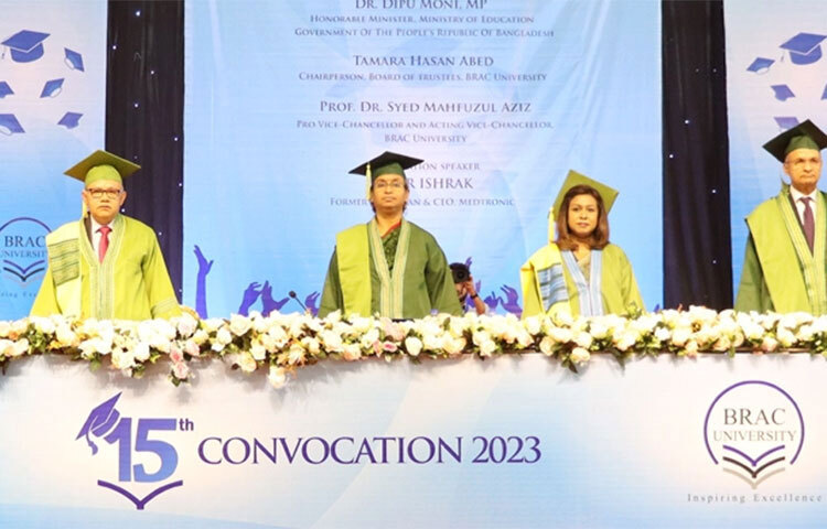 ৪ হাজার ৮৮৯ জন শিক্ষার্থীর হাতে উচ্চডিগ্রির সনদ তুলে দিয়েছে ব্র্যাক ইউনিভার্সিটি। সোমবার (২০ মার্চ) রাজধানীর বঙ্গবন্ধু বাংলাদেশ-চায়না ফ্রেন্ডশিপ এক্সিবিশন সেন্টারে এ বিশ্ববিদ্যালয়ের সমাবর্তনে সনদ তুলে দেন শিক্ষামন্ত্রী দীপু মনি। তাদের মধ্যে ৩১ জন শিক্ষার্থী বিভিন্ন ক্যাটাগরিতে স্বর্ণপদক লাভ করেন। ছবি: জাগো নিউজ