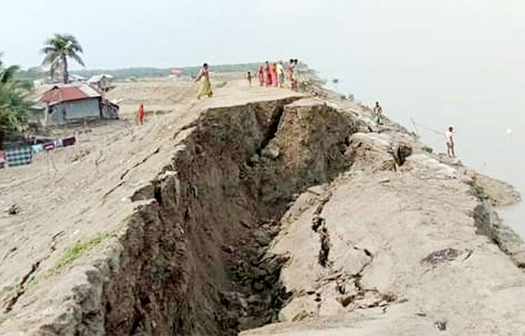 বরগুনার তালতলী উপজেলার নিশানবাড়িয়া ইউনিয়নের তেঁতুলবাড়িয়া বন্যা নিয়ন্ত্রণ বাঁধে ভাঙন দেখা দিয়েছে। বাঁধে বড় আকারের ফাটল ধরেছে। ছবি: জাগো নিউজ