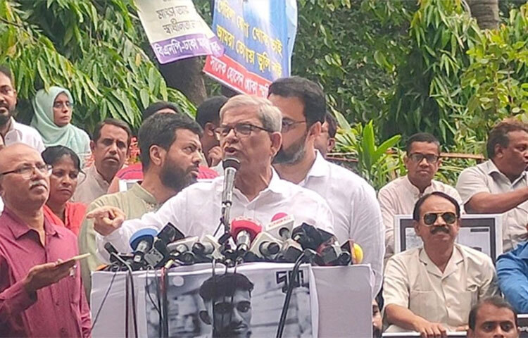 ভিন্ন কৌশলে আগাম নির্বাচন করে আওয়ামী লীগ আবারও অবৈধভাবে রাষ্ট্রক্ষমতায় বসতে চায় বলে মন্তব্য করেছেন বিএনপি মহাসচিব মির্জা ফখরুল ইসলাম আলমগীর। আজ বিকেলে রাজধানীর ইঞ্জিনিয়ার্স ইনস্টিটিউশন মিলনায়তনের সামনে অবস্থান কর্মসূচিতে অংশ নিয়ে তিনি এসব কথা বলেন। ছবি: বিপ্লব দিক্ষিৎ