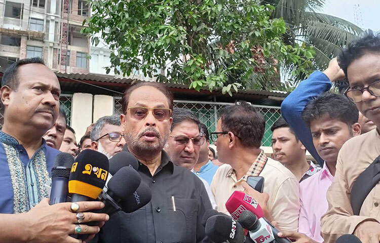 রাজধানীর বঙ্গবাজারে ভয়াবহ অগ্নিকাণ্ডে ক্ষতিগ্রস্ত ব্যবসায়ীদের জন্য অস্থায়ী মার্কেট করে দেওয়ার দাবি জানিয়েছেন জাতীয় পার্টির (জাপা) চেয়ারম্যান ও বিরোধী দলীয় উপনেতা গোলাম মোহাম্মদ (জিএম) কাদের। আজ দুপুরে বঙ্গবাজার পরিদর্শনে যান জিএম কাদের। এসময় তিনি ক্ষতিগ্রস্ত কয়েকজন ব্যবসায়ীর সঙ্গে কথা বলেন। ছবি: জাগো নিউজ