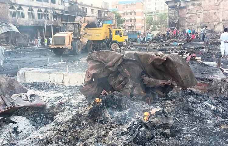 রাজধানীর বঙ্গবাজারে ভয়াবহ অগ্নিকাণ্ডে পুড়ে গেছে ওই এলাকার কয়েকটি মার্কেট। অগ্নিকাণ্ডের পর চারদিন পার হলেও এখনো ধোঁয়া উড়ছে কোথাও কোথাও। ভয়াবহ এ আগুনে বঙ্গবাজার এলাকার চারটি মার্কেট পুড়ে গেছে। তবে এনেক্সকো টাওয়ার পুরোপুরি পুড়ে না গেলেও অধিকাংশ দোকানের মালামাল পুড়ে যায়। ছবি: বিপ্লব দিক্ষিৎ