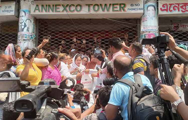 রাজধানীর বঙ্গবাজারে ক্ষতিগ্রস্ত ব্যবসায়ীদের জন্য ২০ লাখ টাকা সহায়তা দিয়েছেন তৃতীয় লিঙ্গের সদস্যরা। সারাদেশে তৃতীয় লিঙ্গের জনগোষ্ঠীর কেউ ঈদুল ফিতরের কেনাকাটা না করে সেই টাকা ক্ষতিগ্রস্ত ব্যবসায়ীদের সহায়তার জন্য দিলেন তারা। আজ দুপুর ১২টায় বঙ্গবাজারে পুড়ে যাওয়া মার্কেটে তৃতীয় লিঙ্গ জনগোষ্ঠীর পক্ষ থেকে ক্ষতিগ্রস্ত ব্যবসায়ীদের সহায়তার অর্থ প্রদান করা হয়। ছবি: মাহবুব আলম