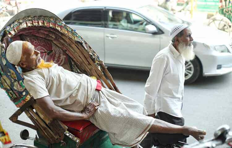 গরমে অতিষ্ঠ হয়ে রিকশায় বিশ্রাম নিচ্ছেন এ রিকশা চালক। ছবিটি রাজধানীর মালিবাগ এলাকা থেকে তোলা। ছবি: মাহবুব আলম