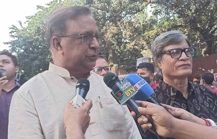 সংস্কৃতি প্রতিমন্ত্রী কে এম খালিদ বলেছেন, যারা মঙ্গল শোভাযাত্রার মতো উল্লেখযোগ্য সাংস্কৃতিক অনুষ্ঠান বন্ধ করতে চায়, এ সরকারের অবস্থান এ ধরনের চক্রান্তের সম্পূর্ণ বিরুদ্ধে। আজ সকাল ৯টায় ঢাকা বিশ্ববিদ্যালয়ের চারুকলার সামনে মঙ্গল শোভাযাত্রার আগে সাংবাদিকদের তিনি এসব কথা বলেন। ছবি: নাজমুল হোসেন বাপ্পি