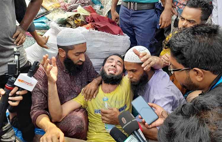 নিউ সুপার মার্কেটের ৩২০ নম্বর দোকান ‘আলিজাজ কালেকশন’ এর মালিক রাকিব হোসেন (৪০)। গতরাতে ঈদের বেচাবিক্রি শেষে নগদ এক লাখ টাকা রেখে যান ক্যাশে, সকালে আরও লাখ দুয়েক টাকার মাল কেনার কথা। কিন্তু ভোরে আগুনে পুড়ে ছাই হয়ে যায় রাকিবের দোকান। তাই কান্নায় ভেঙে পড়েছেন তিনি। ছবি: রাসেল মাহমুদ