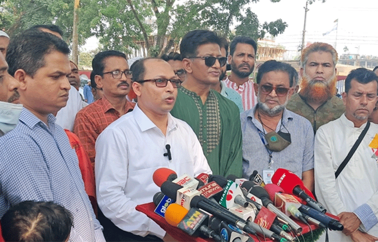 কিশোরগঞ্জের ঐতিহাসিক শোলাকিয়া ঈদগাহ ময়দান ঈদুল ফিতরের ১৯৬তম জামাতের জন্য প্রস্তুত করা হয়েছে। আগত মুসল্লিদের নিরাপত্তায় চার স্তরে কাজ করবে আইনশৃঙ্খলা রক্ষাকারী বাহিনী। এবার আগের চেয়ে দেড়গুণ বেশি নিরাপত্তা ব্যবস্থা থাকবে শোলাকিয়ায়। ছবি: জাগো নিউজ