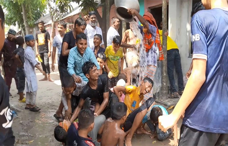 বাংলা লোক গানে নেচে-গেয়ে পানি ছিটিয়ে বৃষ্টির জন্য আকুতি জানানো হয়। একই সঙ্গে বৃষ্টির জন্য প্রার্থনা ও রাতে সিন্নির আয়োজন করা হয়েছে। আজ দুপুরে বাঙালির অতি প্রাচীন এ সংস্কৃতির দেখা মেলে পাবনার ঈশ্বরদীর মধ্য অরণকোলা এলাকায়। ছবি: সংগৃহীত