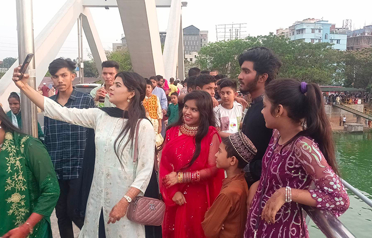 ঈদের ছুটিতে রাজধানীর হাতিরঝিলে ভিড় করেছেন দর্শনার্থীরা। আজ দুপুর গড়িয়ে বিকেল হতেই ঝিলপাড়ে দর্শনার্থীদের ভিড় বাড়তে শুরু করে। ছবি: বিপ্লব দিক্ষিৎ