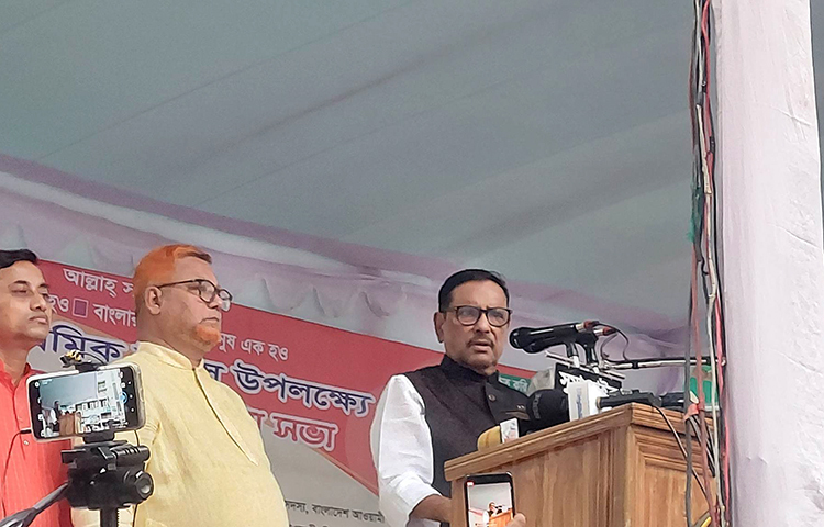 প্রধানমন্ত্রী শেখ হাসিনার নেতৃত্বে আওয়ামী লীগের পতাকা সমুন্নত রাখার দৃঢ় প্রত্যয় ব্যক্ত করেছেন দলের সাধারণ সম্পাদক এবং সড়ক পরিবহন ও সেতুমন্ত্রী ওবায়দুল কাদের। তিনি বলেন, বিএনপি রাজনীতিতে পরাজিত হয়ে এখন দেশের অর্থনীতিকে পরাজিত করার টার্গেটে নেমেছে। আজ রাজধানীর বঙ্গবন্ধু অ্যাভিনিউয়ে শ্রমিক দিবসের আলোচনা সভায় এসব কথা বলেন তিনি। ছবি: সালাহ উদ্দিন জসিম