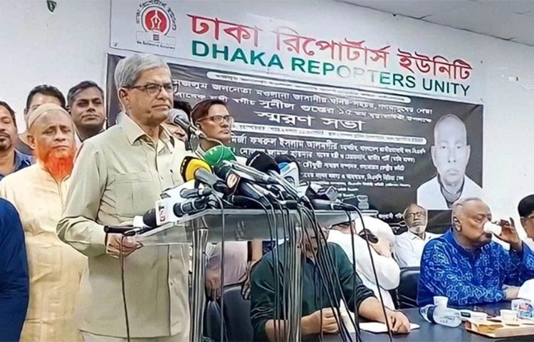 নির্বাচন সামনে রেখে দলীয় পরিচয় দেখে পুলিশে নিয়োগ দেওয়া হচ্ছে বলে অভিযোগ করেছেন বিএনপি মহাসচিব মির্জা ফখরুল ইসলাম আলমগীর। আজ দুপুরে ঢাকা রিপোর্টার্স ইউনিটিতে সাবেক মন্ত্রী সুনীল গুপ্তের ১৫তম মৃত্যুবার্ষিকী উপলক্ষে আয়োজিত স্মরণসভায় প্রধান অতিথির বক্তব্যে তিনি এ কথা বলেন। ছবি: জাগো নিউজ