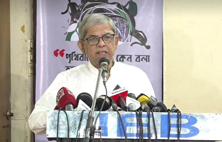 রাজধানীসহ দেশের বিভিন্ন স্থানে নদী দখলের চিত্র তুলে ধরে বিএনপির মহাসচিব মির্জা ফখরুল ইসলাম আলমগীর বলেছেন, ‘তুরাগ নদীর তীরে সরকারের অত্যন্ত গুরুত্বপূর্ণ ব্যক্তিদের সহযোগিতায় অনেক প্রতিষ্ঠান গড়ে উঠেছে। এসব প্রতিষ্ঠান করা হয়েছে নদী ভরাট করে। এর সঙ্গে সরকারের লোকজন জড়িত। আজ রাজধানীর ইঞ্জিনিয়ারস ইনস্টিটিউটে জলবায়ু পরিবর্তন: বাংলাদেশ ও নদী শীর্ষক এক সেমিনারে তিনি এসব কথা বলেন। ছবি: খালিদ হোসেন