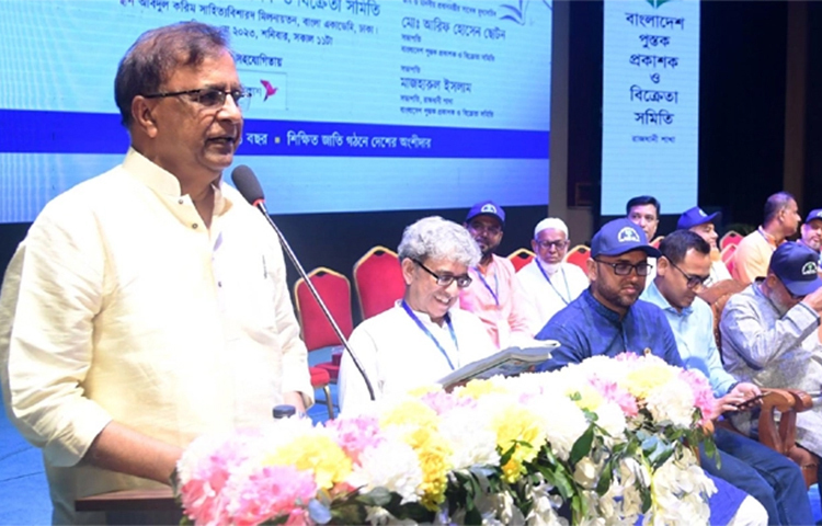 প্রকাশকদের সব যৌক্তিক দাবি পূরণ করা হবে বলে জানিয়েছেন সংস্কৃতিবিষয়ক প্রতিমন্ত্রী কে এম খালিদ। আজ সকালে বাংলা একাডেমির আবদুল করিম সাহিত্যবিশারদ মিলনায়তনে বাংলাদেশ পুস্তক প্রকাশক ও বিক্রেতা সমিতির (বাপুস) রাজধানী শাখার ৪১তম বার্ষিক সাধারণ সভায় প্রধান অতিথির বক্তব্যে এ কথা বলেন প্রতিমন্ত্রী। ছবি: জাগো নিউজ