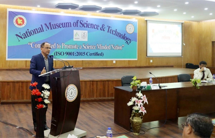 চিকিৎসকদের ব্যবস্থাপত্রে ওষুধের পাশাপাশি ছোটমাছ, অলিভ অয়েল, কালোজিরা, ডালিম ইত্যাদির উপকারিতা উল্লেখ থাকা উচিত বলে জানিয়েছেন জাতীয় বিজ্ঞান ও প্রযুক্তি জাদুঘরের মহাপরিচালক মোহাম্মাদ মুনীর চৌধুরী। আজ শিশু ও মাতৃস্বাস্থ্য ইনস্টিটিউটের ৪৫তম বুনিয়াদি প্রশিক্ষণ কোর্সে প্রশিক্ষণরত ৪২ জন বিসিএস চিকিৎসক নিয়ে আয়োজিত সেমিনারে তিনি এ কথা জানান। ছবি: জাগো নিউজ