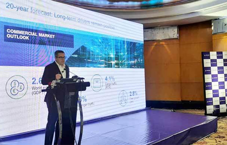 বিমান বাংলাদেশ এয়ারলাইন্সের বহরে এয়ারবাস যুক্ত হলে সংস্থাটির খরচ অনেকাংশে বেড়ে যাবে বলে মন্তব্য করেছে বোয়িংয়ের ঊর্ধ্বতন কর্মকর্তারা। আজ রাজধানীর ওয়েস্টিন হোটেলে বোয়িং বাংলাদেশে বিমান ভ্রমণের ক্রমবর্ধমান চাহিদা ও সক্ষমতাবিষয়ক তাদের কমার্শিয়াল মার্কেট আউটলুক (সিএমও) প্রকাশ অনুষ্ঠানে এমন মন্তব্য করেন তারা। ছবি: জাগো নিউজ