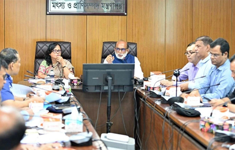 মাছ ধরার নিষেধাজ্ঞার সময় বরফকল বন্ধ এবং কঠোরভাবে বাজার তদারকির নির্দেশ দিয়েছেন মৎস্য ও প্রাণিসম্পদ মন্ত্রী শ ম রেজাউল করিম। আজ সচিবালয়ে নিজ মন্ত্রণালয়ে এক সভায় সংশ্লিষ্টদের এ নির্দেশনা দেন তিনি। ছবি: জাগো নিউজ