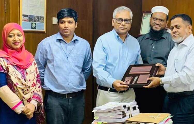 তামাকজনিত রোগে দেশে প্রতিদিন ৪৫০ জন মানুষ মারা যান বলে জানিয়েছেন সড়ক পরিবহন ও মহাসড়ক বিভাগের সচিব এ বি এম আমিন উল্লাহ নুরী। এছাড়াও এ রোগে বছরে ১ লাখ ৬১ হাজার মানুষের মৃত্যু ঘটে বলে জানান তিনি। আজ ন্যাশনাল হার্ট ফাউন্ডেশন অব বাংলাদেশের একটি প্রতিনিধিদলের সঙ্গে ‘গণপরিবহন শতভাগ ধূমপানমুক্তকরণ এবং তামাক নিয়ন্ত্রণ আইন সংশোধন’ বিষয়ক এক মতবিনিময় সভায় তিনি এ তথ্য জানান। ছবি: জাগো নিউজ