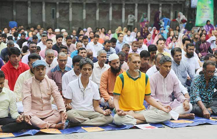 আজ বিশ্ব মেডিটেশন দিবস। এ উপলক্ষে রাজধানীর জাতীয় প্রেস ক্লাব প্রাঙ্গণসহ সারাদেশে প্রায় দেড় শতাধিক উন্মুক্ত স্থানে দিবসটি উদযাপন করেন গণমাধ্যম ব্যক্তিত্ব, চিকিৎসক, শিক্ষক-শিক্ষার্থী, আইনজীবী, ব্যবসায়ী থেকে শুরু করে নানান পেশার নানান বয়সী সাধারণ মানুষ। ছবি: জাগো নিউজ