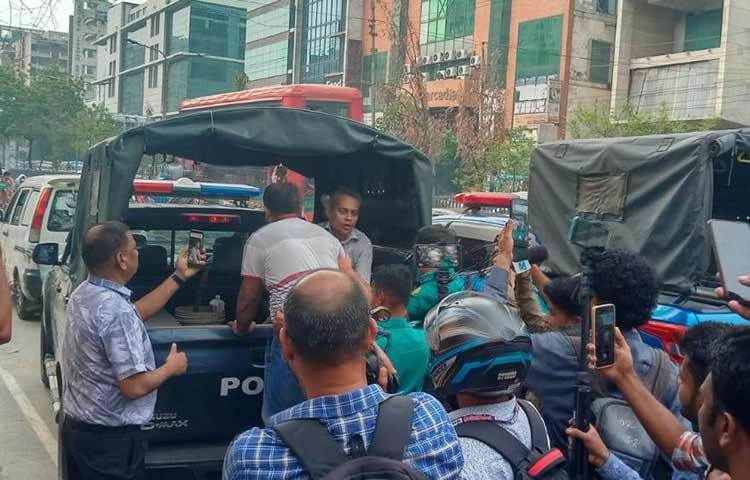 পদযাত্রা কর্মসূচিটি সাত মসজিদ রোড, রাইফেল স্কয়ার, ঢাকা সিটি কলেজ, সায়েন্সল্যাব, বাটা সিগন্যাল ও কাঁটাবন মসজিদের সামনে গিয়ে শেষ হওয়ার কথা ছিল। প্রত্যক্ষদর্শীরা জানান, বিকেল ৪টার কিছু আগে পদযাত্রা নিয়ে নেতাকর্মীরা সিটি কলেজের সামনে পৌঁছালে পুলিশের সঙ্গে সংঘর্ষ শুরু হয়। ছবি: খালিদ হোসেন