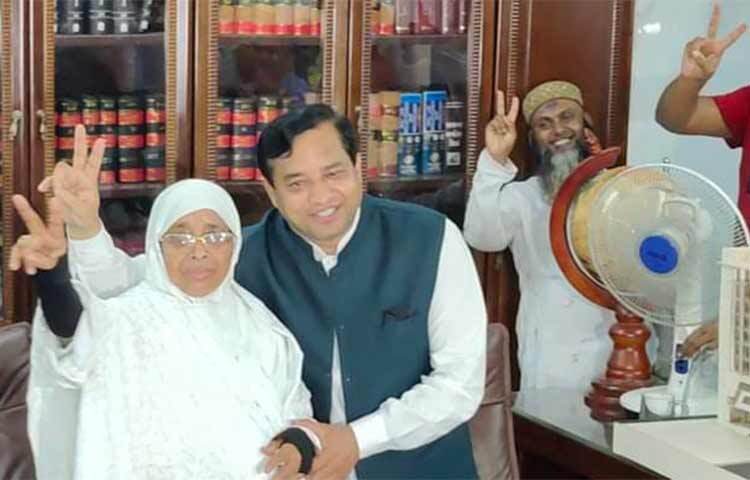 জয়লাভের পর গাজীপুর সিটি করপোরেশনের নবনির্বাচিত মেয়র জায়েদা খাতুন বলেছেন, আমার এ বিজয় গাজীপুরবাসী ও প্রধানমন্ত্রী শেখ হাসিনাকে উপহার দিলাম। বৃহস্পতিবার দিনগত রাত ৪টার সময় তার নিজ বাড়িতে জায়েদা খাতুন সংবাদ সম্মেলনে এ কথা বলেন। এসময় তার পাশে ছিলেন সাবেক মেয়র জাহাঙ্গীর আলম। ছবি: জাগো নিউজ