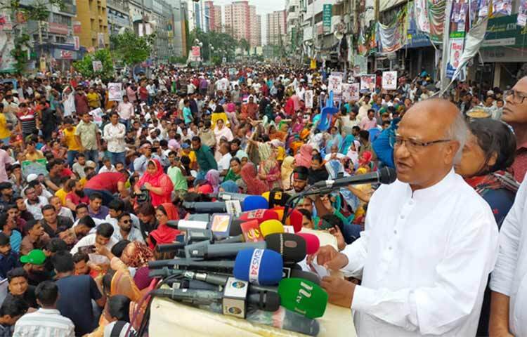 বিএনপির স্থায়ী কমিটির সদস্য খন্দকার মোশাররফ হোসেন বলেছেন, ‘শেখ হাসিনার অধীনে কোনো নির্বাচন সুষ্ঠু হওয়া সম্ভব নয়। আজ বিদেশিরাও তাই মনে করছেন। বিদেশিরাও সুষ্ঠু নির্বাচনের দাবি তুলেছেন।’ আজ নয়াপল্টনে দলের কেন্দ্রীয় কার্যালয়ের সামনে আয়োজিত প্রতিবাদ সভায় প্রধান অতিথির বক্তব্যে তিনি এ কথা বলেন। ছবি: জাগো নিউজ
