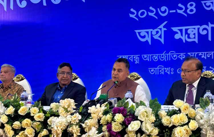 আন্তর্জাতিক মুদ্রা তহবিলের (আইএমএফ) প্রেসক্রিপশনে বাজেট প্রণয়ন করা হয়েছে মর্মে বিভিন্ন মহল থেকে ওঠা অভিযোগ প্রত্যাখ্যান করেছেন অর্থমন্ত্রী আ হ ম মুস্তফা কামাল। তিনি বলেন, আইএমএফের প্রেসক্রিপশনে বাজেট প্রণয়ন করিনি। আজ রাজধানীর বঙ্গবন্ধু আন্তর্জাতিক সম্মেলন কেন্দ্রে (বিআইসিসি) অর্থ মন্ত্রণালয় আয়োজিত ২০২৩-২৪ অর্থবছরের বাজেটোত্তর সংবাদ সম্মেলনে এ কথা বলেন অর্থমন্ত্রী। ছবি: জাগো নিউজ