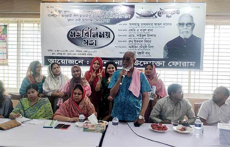 খুলনা মহানগর আওয়ামী লীগের সভাপতি ও মেয়র প্রার্থী তালুকদার আব্দুল খালেক বলেছেন, অপপ্রচার আর ষড়যন্ত্র করে আওয়ামী লীগকে হারানো যাবে না। এদেশের জনগণ সংকল্প করেছে আওয়ামী লীগের নৌকাকে বিজয়ী করে খুলনা তথা দেশের উন্নয়নকে এগিয়ে নিয়ে যাবে। আজ সকালে গণসংযোগ ও মতবিনিময়কালে তিনি এসব কথা বলেন। ছবি: আলমগীর হান্নান