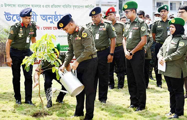 বিশ্ব পরিবেশ দিবস ও পরিবেশ মেলা ২০২৩ এবং জাতীয় বৃক্ষরোপণ অভিযান ও বৃক্ষমেলা ২০২৩ উপলক্ষ্যে সারাদেশে বৃক্ষরোপণ অভিযান শুরু করেছে বাংলাদেশ আনসার ও গ্রাম প্রতিরক্ষা বাহিনী। সোমবার (৫ জুন) সকাল ১০ টায় বাহিনীর খিলগাঁও সদর দপ্তরে ঢাকায় গাছের চারা রোপণ করে ‘বৃক্ষরোপণ কর্মসূচি-২০২৩’ উদ্বোধন করেন আনসার ও ভিডিপি’র মহাপরিচালক মেজর জেনারেল একেএম আমিনুল হক। ছবি: জাগো নিউজ