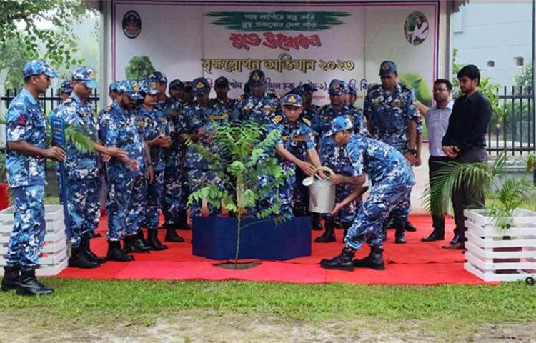 ভোলায় ফলদ-বনজ ও ঔষধি গাছের চারা রোপণ কর্মসূচির উদ্বোধন হয়েছে। আজ কোস্টগার্ড দক্ষিণ জোনের পক্ষ থেকে দুই হাজার বৃক্ষরোপণ শুরু হয়। কোস্টগার্ড দক্ষিণের জোনাল কমান্ডার ক্যাপ্টেন মোহাম্মদ শহীদুল হক জানান, উপকূলীয় অঞ্চলে অধিকহারে বৃক্ষরোপণের মাধ্যমে প্রাকৃতিক দুর্যোগ মোকাবিলা ও পরিবেশের ভারসাম্য রক্ষায় করতে হবে। ছবি: জুয়েল সাহা বিকাশ