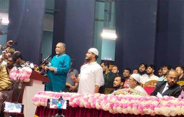 বাংলাদেশ জামায়াতে ইসলামীর নায়েবে আমির সৈয়দ আব্দুল্লাহ মোহাম্মদ তাহের বলেছেন, নিরপেক্ষ নির্বাচনের পূর্বশর্ত নিরপেক্ষ সরকার। তাই তত্ত্বাবধায়ক সরকারের দাবি মানতে হবে। আজ বিকেলে রাজধানীর ইঞ্জিনিয়ার্স ইনস্টিটিউশনে জামায়াত ঢাকা মহানগর দক্ষিণ আয়োজিত সমাবেশে তিনি এসব কথা বলেন। ছবি: জাগো নিউজ