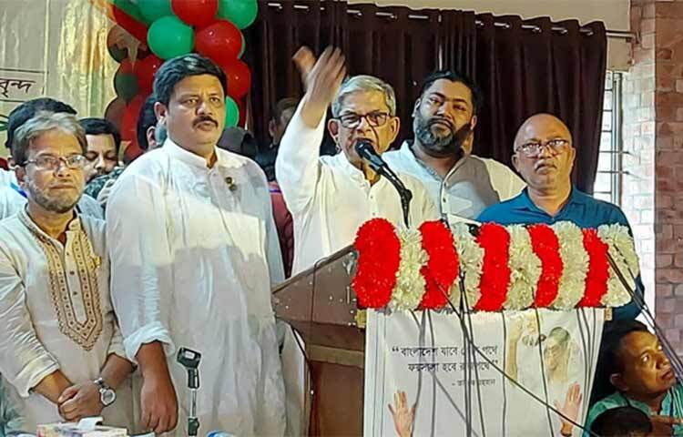 তত্ত্বাবধায়ক সরকারের অধীনে নির্বাচন হলে আওয়ামী লীগ ১০টি আসনও পাবে না বলে মন্তব্য করেছেন বিএনপির মহাসচিব মির্জা ফখরুল ইসলাম আলমগীর। আজ দুপুরে গাজীপুর মহানগর বিএনপির দ্বি-বার্ষিক সম্মেলনে প্রধান অতিথির বক্তব্যে এ কথা বলেন তিনি। ছবি: মো. আমিনুল ইসলাম