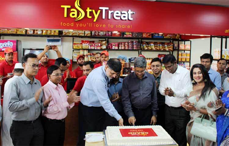 প্রাণ-আরএফএল গ্রুপের জনপ্রিয় ফাস্ট ফুড রিটেইল ব্র্যান্ড ‘টেস্টি ট্রিট’ রাজধানীর আগারগাঁওয়ে জাতীয় রাজস্ব বোর্ড ভবনে একটি আউটলেট চালু করেছে। আজ বিকেলে আউটলেট উদ্বোধন করেন অভ্যন্তরীণ সম্পদ বিভাগের সিনিয়র সচিব ও জাতীয় রাজস্ব বোর্ডের চেয়ারম্যান আবু হেনা মো. রহমাতুল মুনিম। এ সময় প্রাণ-আরএফএল গ্রুপের চেয়ারম্যান ও প্রধান নির্বাহী আহসান খান চৌধুরী উপস্থিত ছিলেন। ছবি: জাগো নিউজ