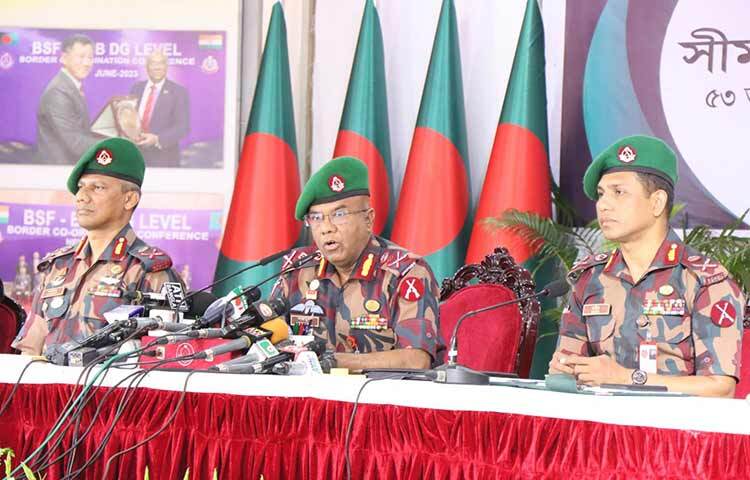 জাতীয় নির্বাচন ঘিরে বর্ডার গার্ড বাংলাদেশের (বিজিবি) কাঁধে অর্পিত দায়িত্বের সবধরনের আগাম প্রস্তুতি নেওয়া হয়েছে। আজ দুপুরে বিজিবি সদরদপ্তরে বিজিবি-বিএসএফ মহাপরিচালক পর্যায়ের ৫৩তম সীমান্ত সম্মেলন শেষে সাংবাদিকদের সঙ্গে মতবিনিময় সভায় এক প্রশ্নের জবাবে তিনি এ কথা বলেন। গত ১১ থেকে ১৪ জুন ভারতের নয়াাদিল্লিতে চার দিনব্যাপী সীমান্ত সম্মেলন অনুষ্ঠিত হয়। ছবি: জাগো নিউজ