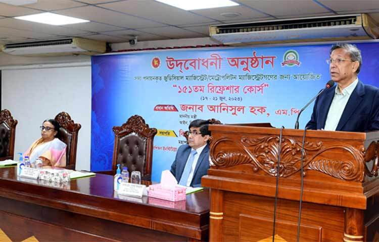 আইন, বিচার ও সংসদবিষয়ক মন্ত্রী আনিসুল হক বলেছেন, একটি সুখী-সমৃদ্ধ ও টেকসই অর্থনীতির দেশ গঠনের মৌলিক ভিত্তি হলো শান্তি, স্থিতিশীলতা, মানবাধিকার ও আইনের শাসন। ১৮ জুন বিচার প্রশাসন প্রশিক্ষণ ইনস্টিটিউ আয়োজিত এক অনুষ্ঠানে প্রধান অতিথির বক্তব্যে এ কথা বলেন তিনি। ছবি: জাগো নিউজ