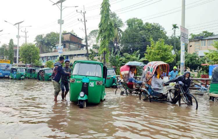 সিলেটে টানা ছয়দিন ধরে বৃষ্টি হচ্ছে। এ কারণে জলাবদ্ধতা সৃষ্টি হয়েছে নগরে। সড়ক উপচে পানি ঢুকে পড়ছে বাসা ও ব্যবসা প্রতিষ্ঠানে। আবার নগরের নিম্ন এলাকায় জলাবদ্ধতারও সৃষ্টি হয়েছে। ছবি: ছামির মাহমুদ