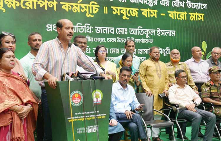 ডিএমপি কমিশনার খন্দকার গোলাম ফারুক বলেছেন, পশুবাহী ট্রাক কোন হাটে যাবে সে ব্যপারে ট্রাকের সামনে ব্যানার টানানো থাকবে। হাটে নেওয়ার জন্য গরু নিয়ে টানাটানি করা যাবে না। আজ ডিএমপি সদর দপ্তরে সম্মেলন কক্ষে আসছে ঈদুল আজহা উপলক্ষে ঈদযাত্রা আইনশৃঙ্খলা রক্ষা এবং ট্রাফিক ব্যবস্থাপনা সংক্রান্ত সমন্বয় সভায় সভাপতির বক্তব্যে তিনি এসব কথা বলেন। ছবি: জাগো নিউজ