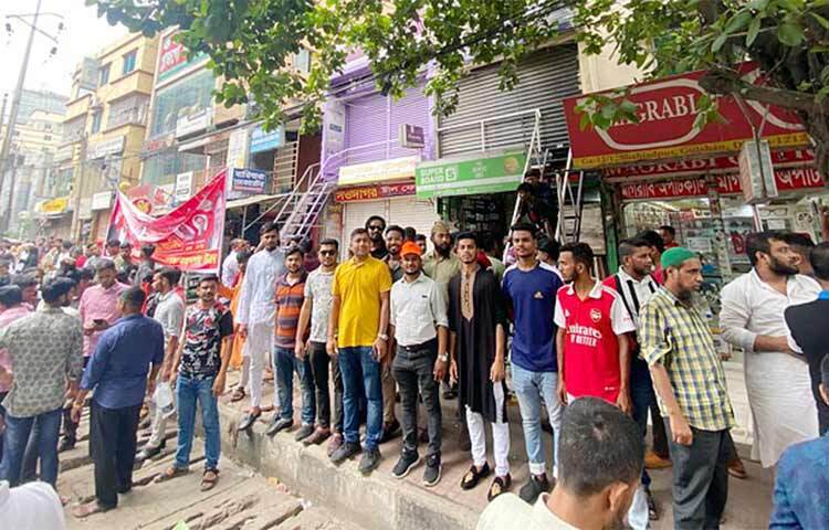 ১০ দফা দাবিতে রাজধানী ঢাকায় শুরু হতে যাচ্ছে জাতীয়তাবাদী শ্রমিক দলের পদযাত্রা কর্মসূচি অনুষ্ঠিত হয়। কর্মসূচি সফল করতে এরই মধ্যে বাড্ডার সুবাস্তু টাওয়ার ও আশপাশে নেতাকর্মীরা জড়ো হয়। ছবি:  জাগো নিউজ