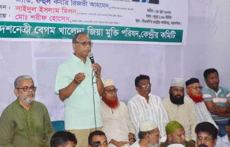 বিএনপি চেয়ারপারসনের উপদেষ্টা ও ঢাকা মহানগর দক্ষিণের আহ্বায়ক আব্দুস সালাম আজ বিএনপির নয়াপল্টন কার্যালয়ের নিচ তলায় খালেদা জিয়া মুক্তি পরিষদ আয়োজিত আলোচনা সভা ও দোয়া মাহফিলে প্রধান অতিথি হিসেবে বক্তৃতা করেন। ছবি: জাগো নিউজ