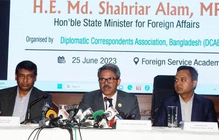 যুক্তরাষ্ট্রভিত্তিক আন্তর্জাতিক মানবাধিকার সংগঠন হিউম্যান রাইটস ওয়াচ (এইচআরডবিøউ) কোনো এক অদ্ভূত কারণে যুদ্ধাপরাধের বিচারের সময় থেকে ধারাবাহিকভাবে বাংলাদেশের বিরুদ্ধে অবস্থান নিয়েছে বলে মন্তব্য করেছেন পররাষ্ট্র প্রতিমন্ত্রী শাহরিয়ার আলম। আজ রাষ্ট্রীয় অতিথি ভবন সুগন্ধায় ডিপ্লোম্যাটিক করেসপনডেন্টস অ্যাসোসিয়েশন বাংলাদেশের (ডিক্যাব) উদ্যোগে আয়োজিত ‘ডিক্যাব টক’ এ সাংবাদিকদের এক প্রশ্নের জবাবে তিনি এ কথা বলেন। ছবি: জাগো নিউজ