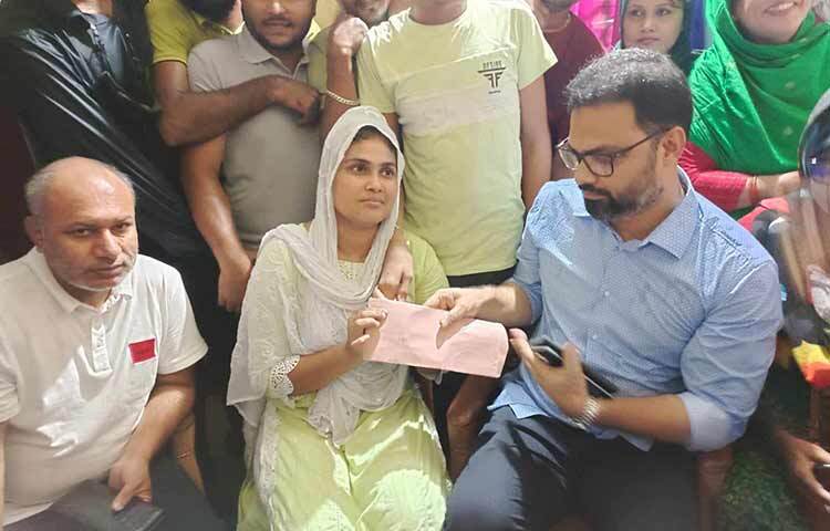 দীর্ঘদিন ধরে নিখোঁজ বা গুম হয়েছেন এমন দাবি করা কয়েকজন নেতাকর্মীর পরিবারকে ঈদ উপহার পাঠিয়েছে বিএনপি। রাজধানীর পল্লবী থানা যুবদলের সাবেক সাধারণ সম্পাদক নূরে আলম, পল্লবী থানা ছাত্রদলের সাবেক যুগ্ম আহ্বায়ক তরিকুল ইসলাম তারা এবং ৭ ডিসেম্বর নয়াপল্টনে নিহত স্বেচ্ছাসেবক দল নেতা মকবুল হোসেনের পরিবারকে এই উপহার পাঠানো হয়েছে। ছবি: জাগো নিউজ