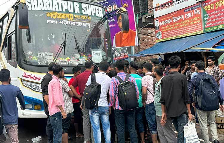 পবিত্র ঈদুল আজহা উপলক্ষে মঙ্গলবার থেকেই সরকারি ছুটি শুরু হয়েছে। এজন্য তার আগের দিন সোমবার বিকেল থেকেই রাজধানী ছেড়ে বাড়ি ফিরতে শুরু করে মানুষ। তবে আজ ঈদের আগের দিনেও বাড়ি ফিরছেন অনেকে। ঘরমুখী এসব মানুষ ভিড় করছে বাস টার্মিনালগুলোতে। ছবি: জাগো নিউজ