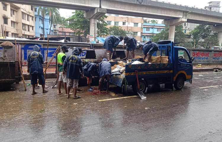 বৃষ্টিতে ভিজেই রাজধানীর অলিগলিতে পশু কোরবানি দেয় রাজধানীবাসী। ছবি: জাগো নিউজ