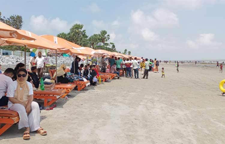 বৈরী আবহাওয়ায় কুয়াকাটা সমুদ্রসৈকতে দেখা মিলছে না কাঙ্ক্ষিত পর্যটকের। আজ সৈকতের বিভিন্ন পয়েন্ট ঘুরে এমন চিত্র দেখা গেছে। এতে হতাশ পর্যটন সংশ্লিষ্ট ব্যবসায়ীরা। ছবি: জাগো নিউজ