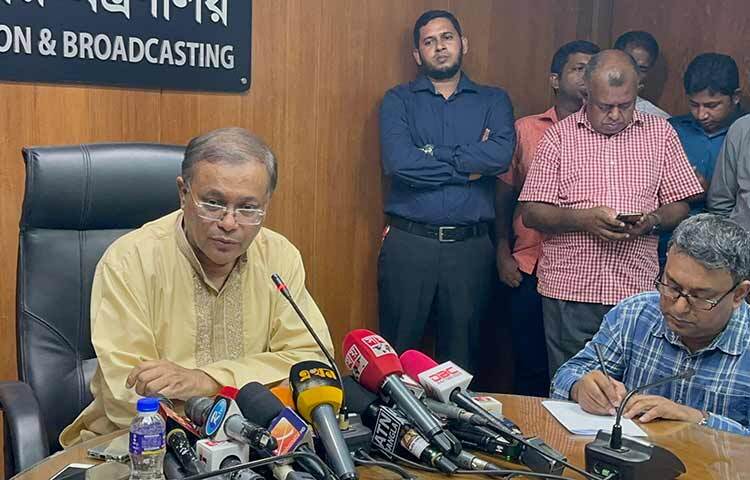 বাংলাদেশ জামায়াতে ইসলামীর সঙ্গে আওয়ামী লীগের কোনো যোগাযোগ নেই বলে জানিয়েছেন তথ্য ও সম্প্রচারমন্ত্রী এবং দলের যুগ্ম সাধারণ সম্পাদক ড. হাছান মাহমুদ। আজ দুপুরে সচিবালয়ে মন্ত্রণালয়ের সভাকক্ষে সাংবাদিকদের প্রশ্নের জবাবে তিনি এ কথা বলেন। ছবি: জাগো নিউজ