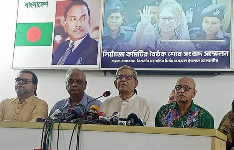 সরকারের পদত্যাগ ঘোষণার আগে বিএনপি কোনো ধরনের সংলাপে যাবে না বলে জানিয়েছেন দলটির মহাসচিব মির্জা ফখরুল ইসলাম আলমগীর। তিনি বলেন, তত্ত্বাবধায়ক বা নিরপেক্ষ সরকার যাই বলুক না কেন, নির্দলীয় সরকারের অধীনে নির্বাচন দিতে হবে। আজ বিকেলে রাজধানীর গুলশানে বিএনপি চেয়ারপারসনের রাজনৈতিক কার্যালয়ে এক বৈঠক শেষে সাংবাদিকদের তিনি এসব কথা বলেন। ছবি: জাগো নিউজ